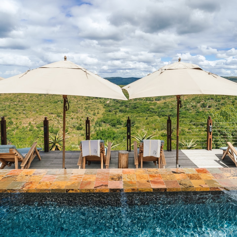 Invinity-Pool der Rhino Ridge Safari Lodge